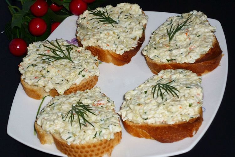 Sándwiches de palitos de cangrejo y atún
