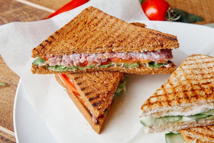 Sándwiches de atún y champiñones
