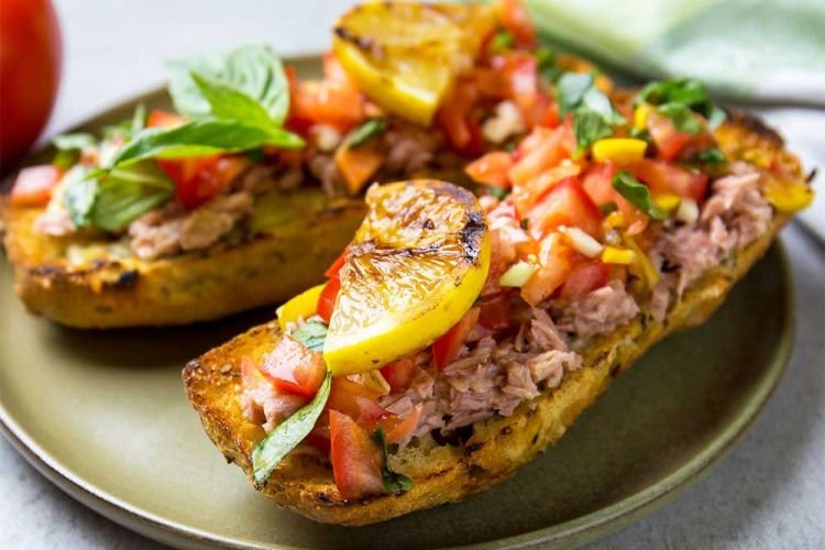 Sándwiches de atún y salsa
