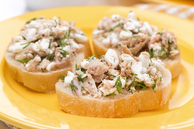 Sándwiches de atún y queso crema
