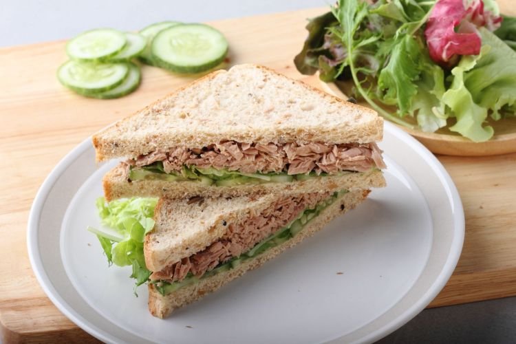 Sándwiches de pepino y atún