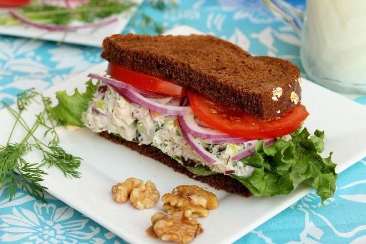 Sándwiches de atún y apio