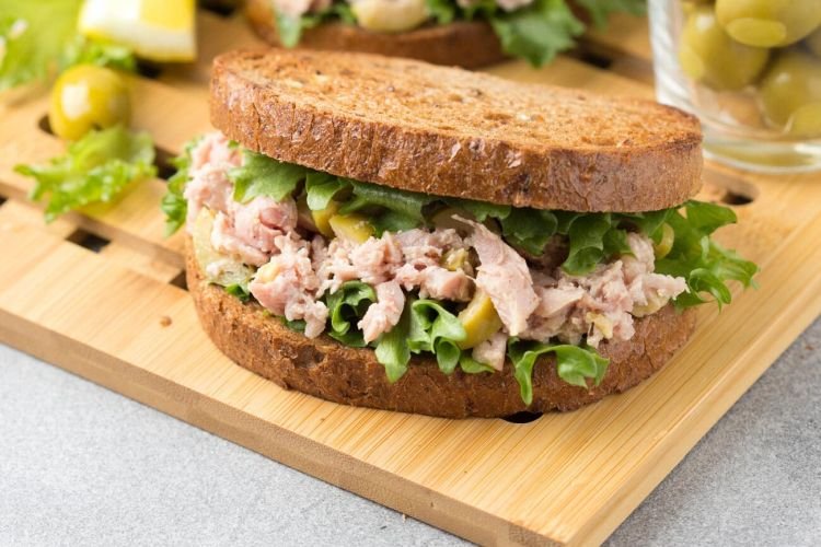 Sándwiches de atún y aceitunas