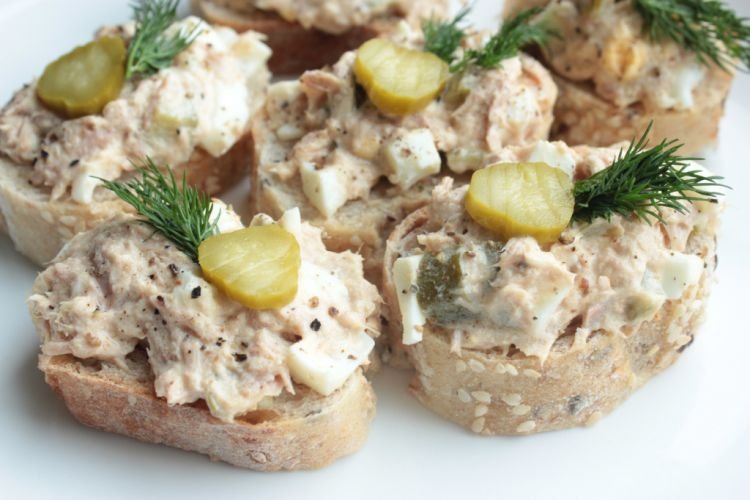 Sándwiches de atún y pepinillos