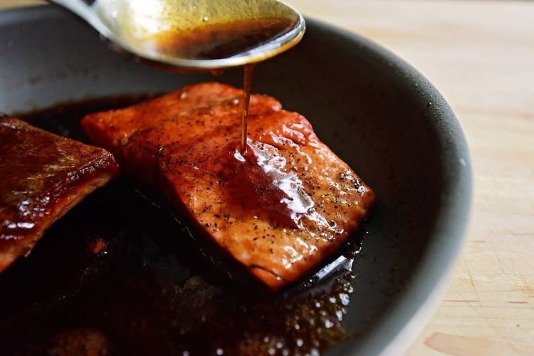 Teriyaki-Sauce zu Fisch