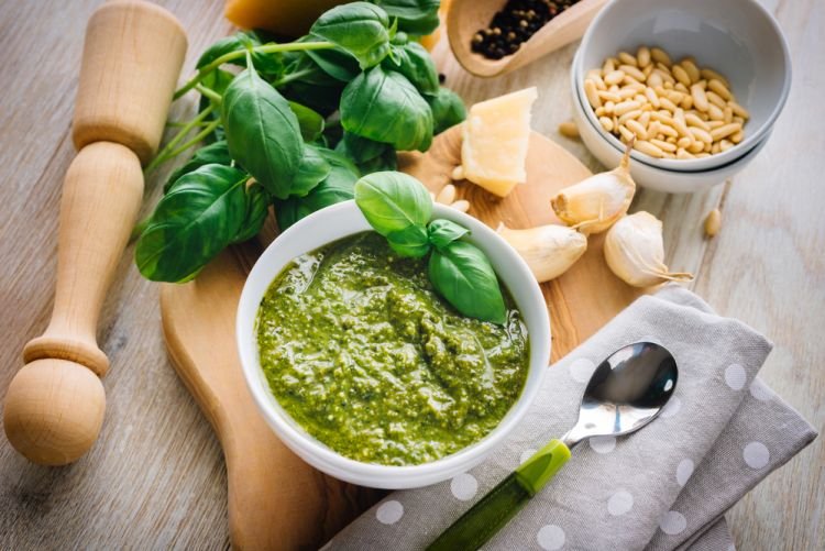 Pesto-Sauce zu Fisch