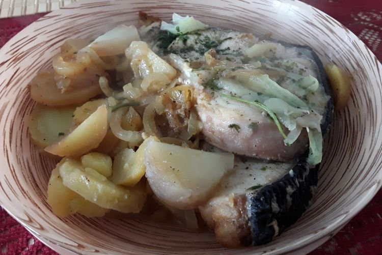 Pez lobo asado con patatas