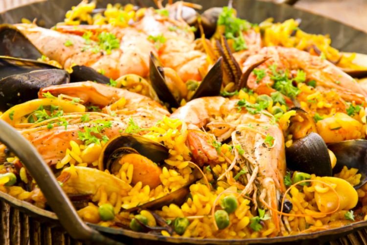 Paella con pez lobo