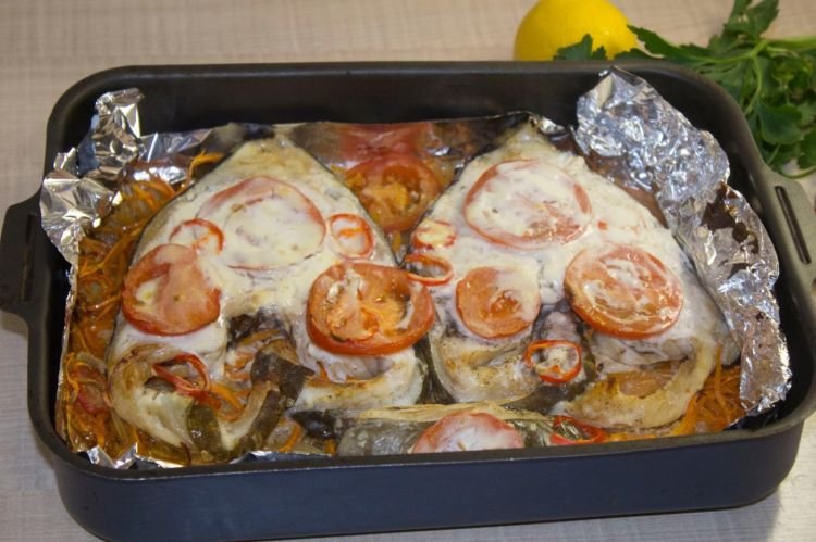 Pez lobo con tomates al horno