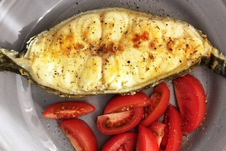 Filete de pez lobo en crema agria