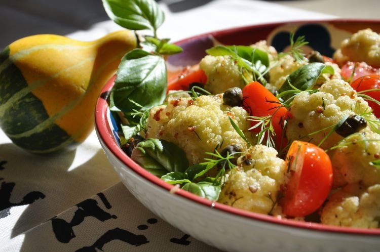 Salat mit Blumenkohl und Tomaten