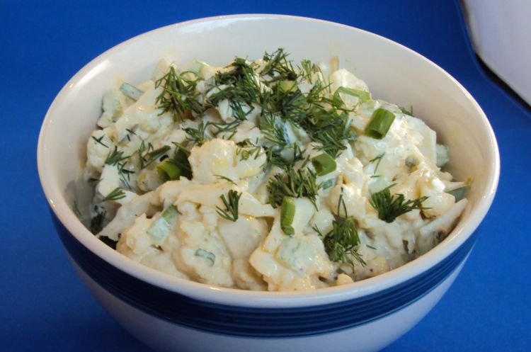 Salat mit Blumenkohl und Gurken