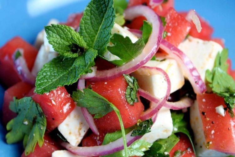 Salat mit Wassermelone und Mais