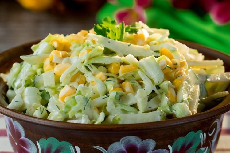 Salat aus jungem Kohl mit Eiern
