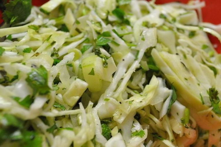 Grüner Salat mit Sellerie und Äpfeln