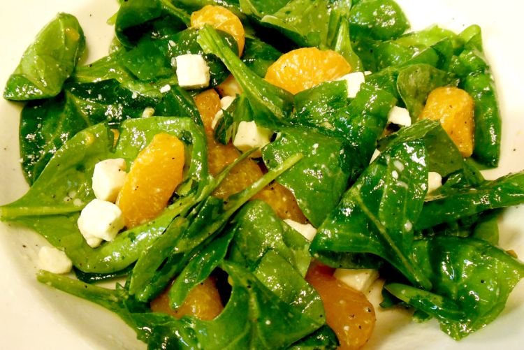 Salat mit Aprikosen und Spinat