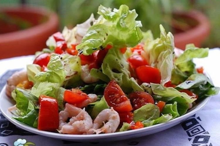 Gemüsesalat mit Garnelen