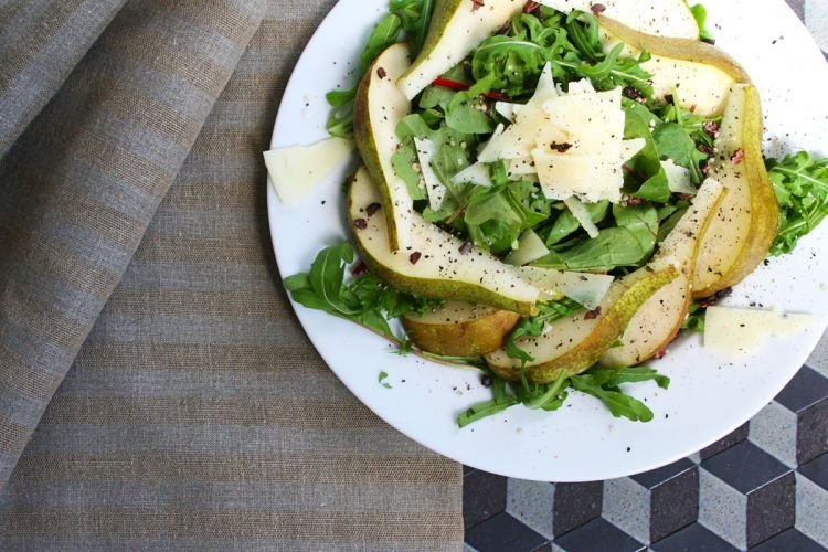 Sommersalat mit Birne und Käse