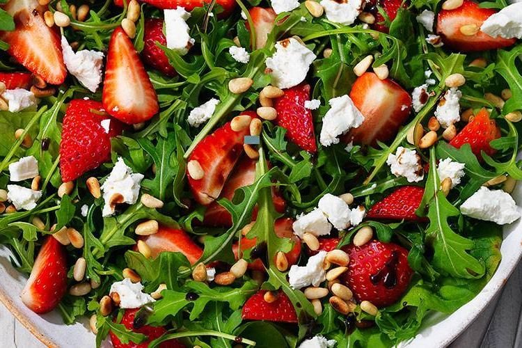 Salat mit Rucola und Erdbeeren