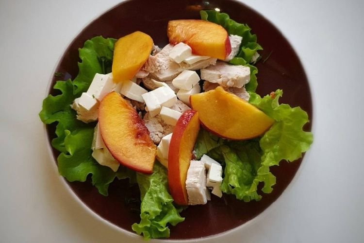 Salat mit Huhn und Pfirsichen