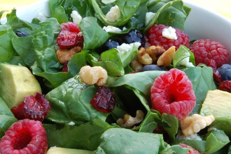 Salat mit Spinat und Himbeeren