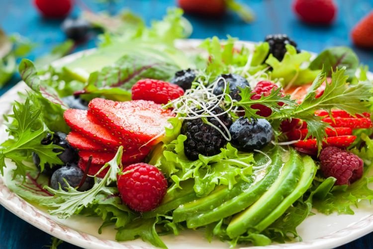 Beerensalat mit Orangen-Dressing