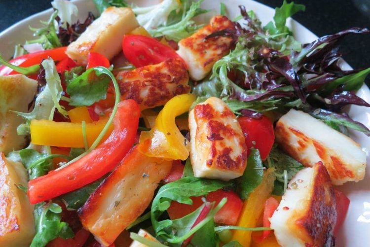 Sommersalat mit Halloumi-Käse