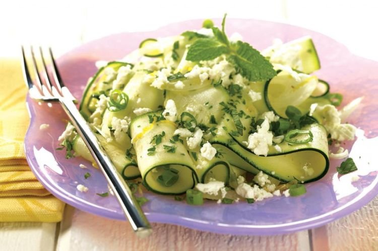 Salat aus jungen Zucchini und Feta