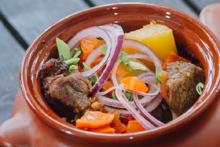 Lammfleisch mit Kartoffeln in Tontöpfen