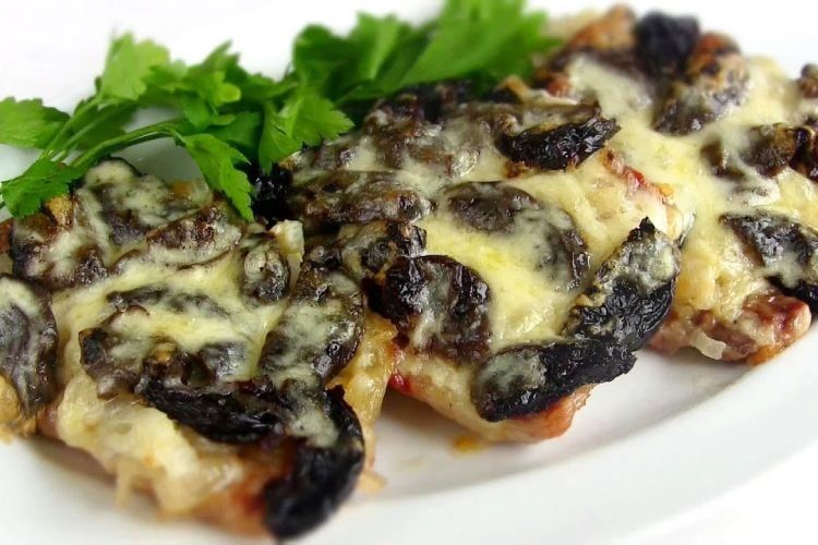 Lammfleisch, gebacken mit Pflaumen und Kartoffeln unter Käse