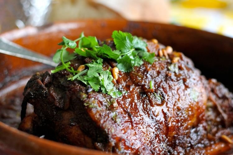 Lammfleisch mit Adschika und Zwiebeln aus dem Ofen