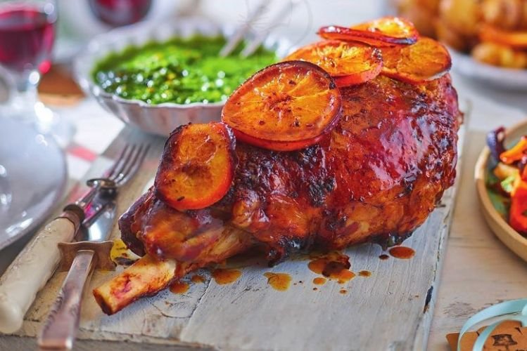 Lammfleisch, gebacken mit Orangen und Rosmarin