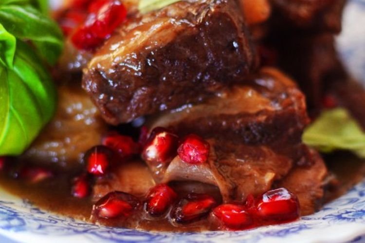 Lammfleisch mit Granatapfelsauce aus dem Ofen