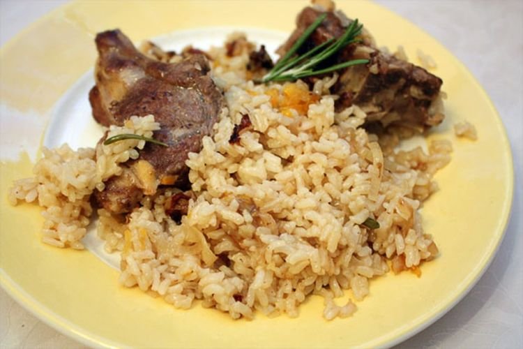 Lammfleisch mit Reis aus dem Ofen