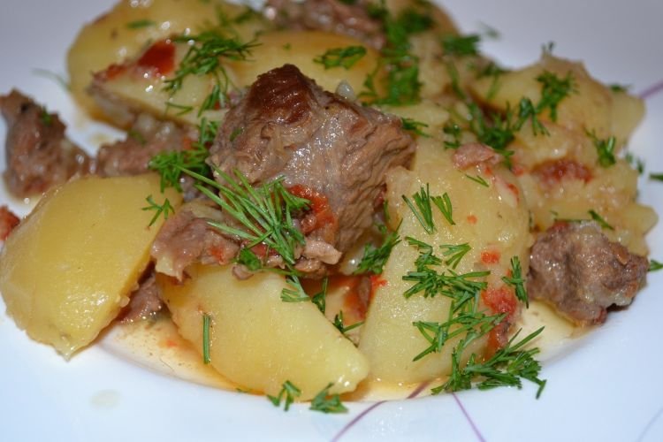 Lammfleisch mit Kartoffeln aus dem Ofen