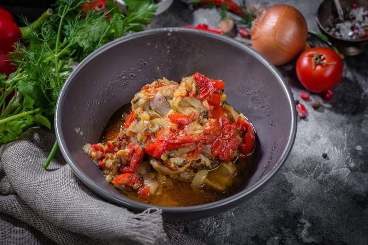 Lammfleisch, gebacken mit Zwiebeln und Tomaten