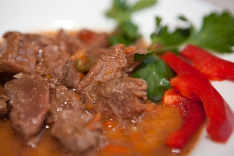 Lammfleisch, gebacken in Sauerrahm-Tomaten-Sauce