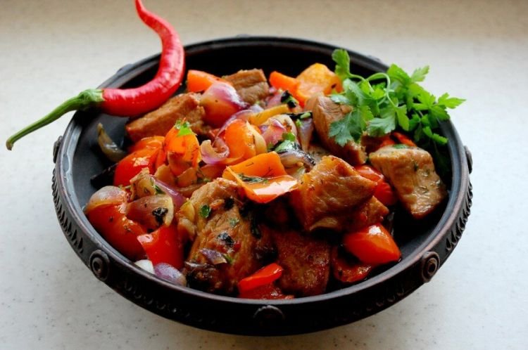 Lammfleisch mit Paprika aus dem Ofen