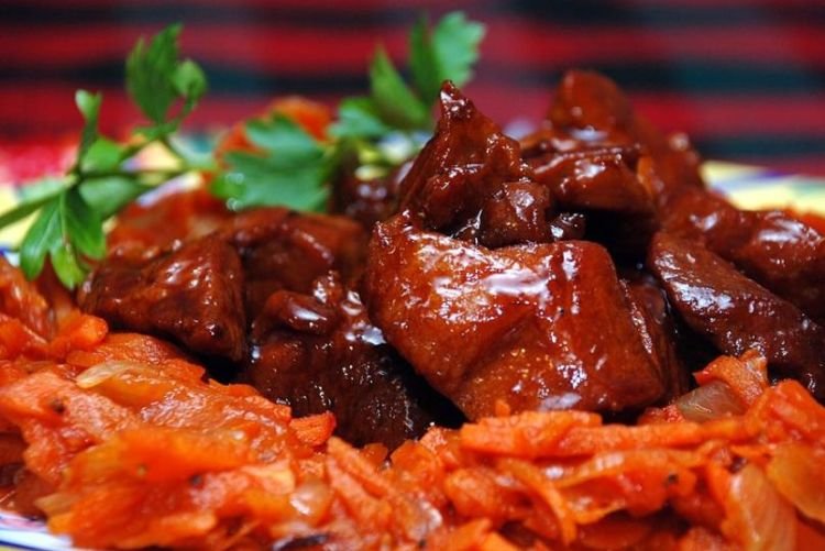 Lammfleisch, in scharfer Sauce gebacken