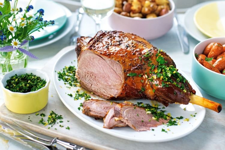Lammkeule mit Ingwer, Knoblauch und Sojasauce aus dem Ofen