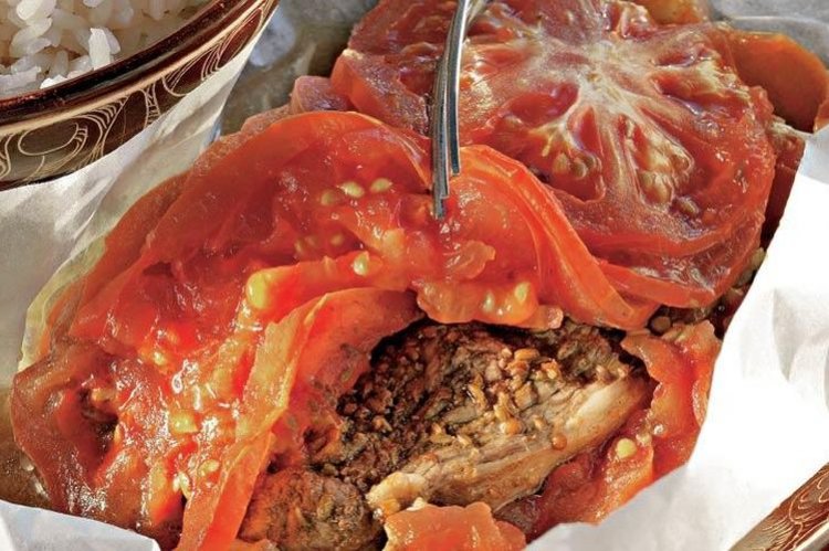 Lammkeule, gebacken mit Tomaten und Parmesan