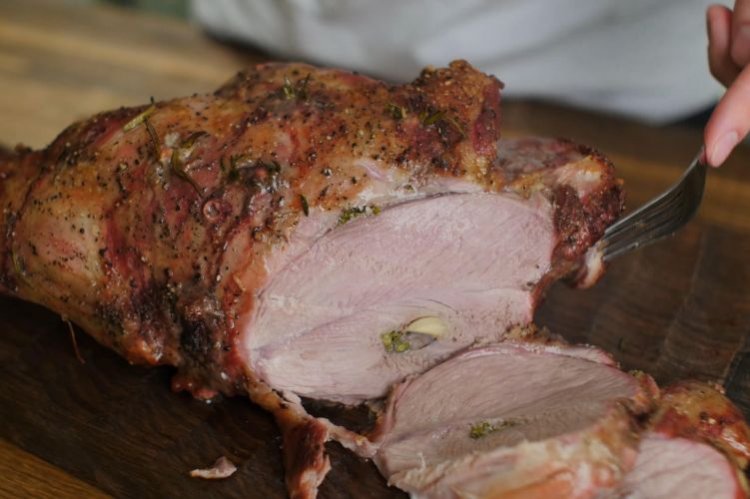 Lammkeule mit Sardellen und Knoblauch aus dem Ofen