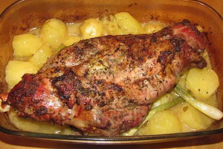 Lammkeule mit Kartoffeln und Backpflaumen aus dem Ofen