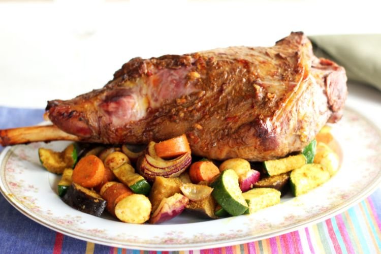 Lammkeule mit Gemüse aus dem Ofen