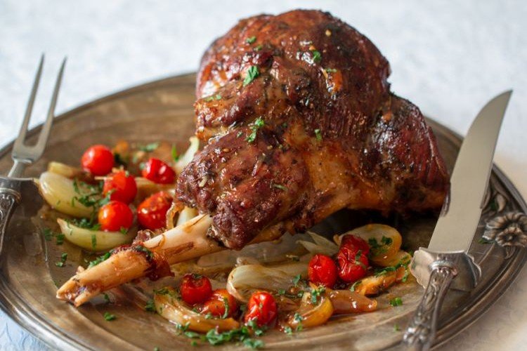 Lammkeule, gebacken mit Zwiebeln und Tomaten