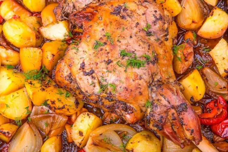 Lammkeule mit Kürbis und Kartoffeln aus dem Ofen