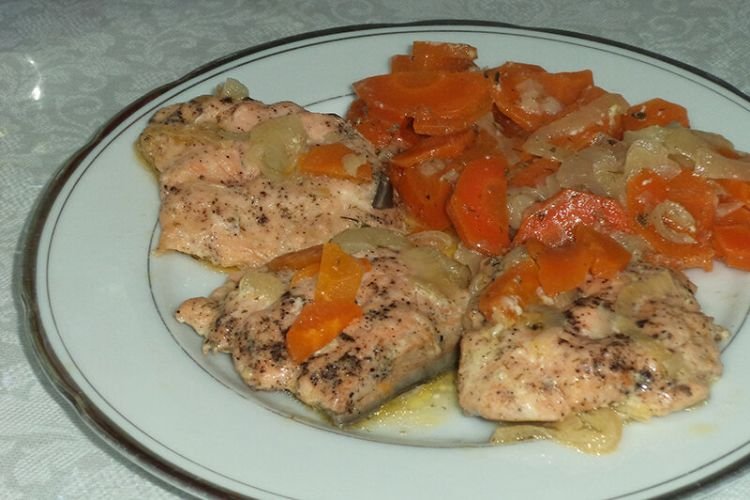 Lachsforelle, gebacken mit Karotten und Zwiebeln