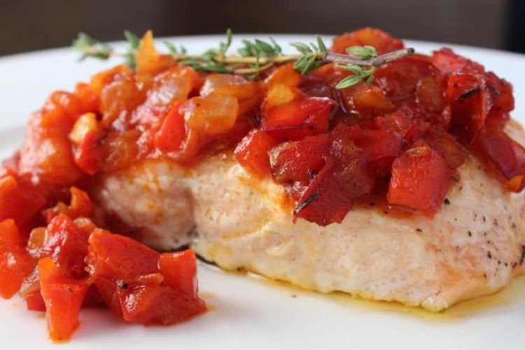 Lachsforelle, gebacken mit Tomaten, Zwiebeln und Karotten
