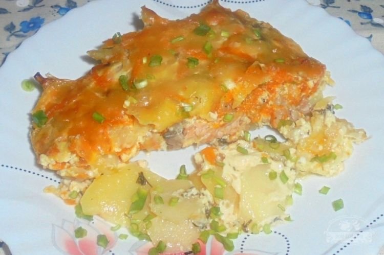Lachsforelle, gebacken mit Kartoffeln, Zwiebeln und Karotten