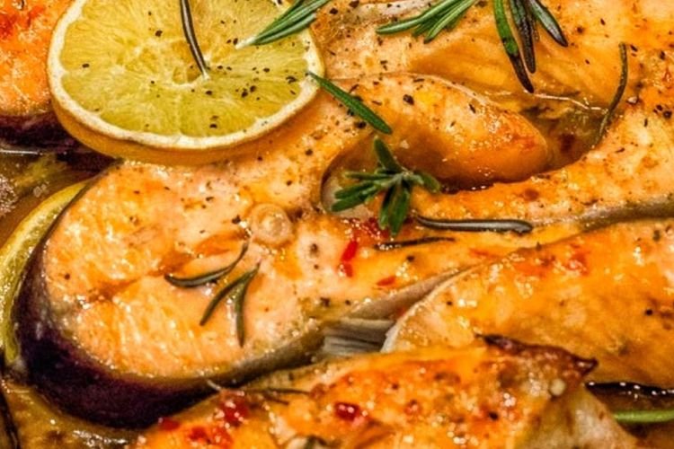Lachsforelle mit Orangen, Zwiebeln und Karotten